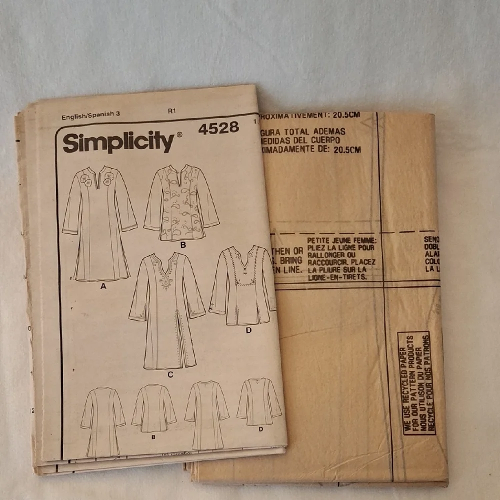 Simplicity White Sewing Pattern for Elegant Tunics - Picture 3 of 3